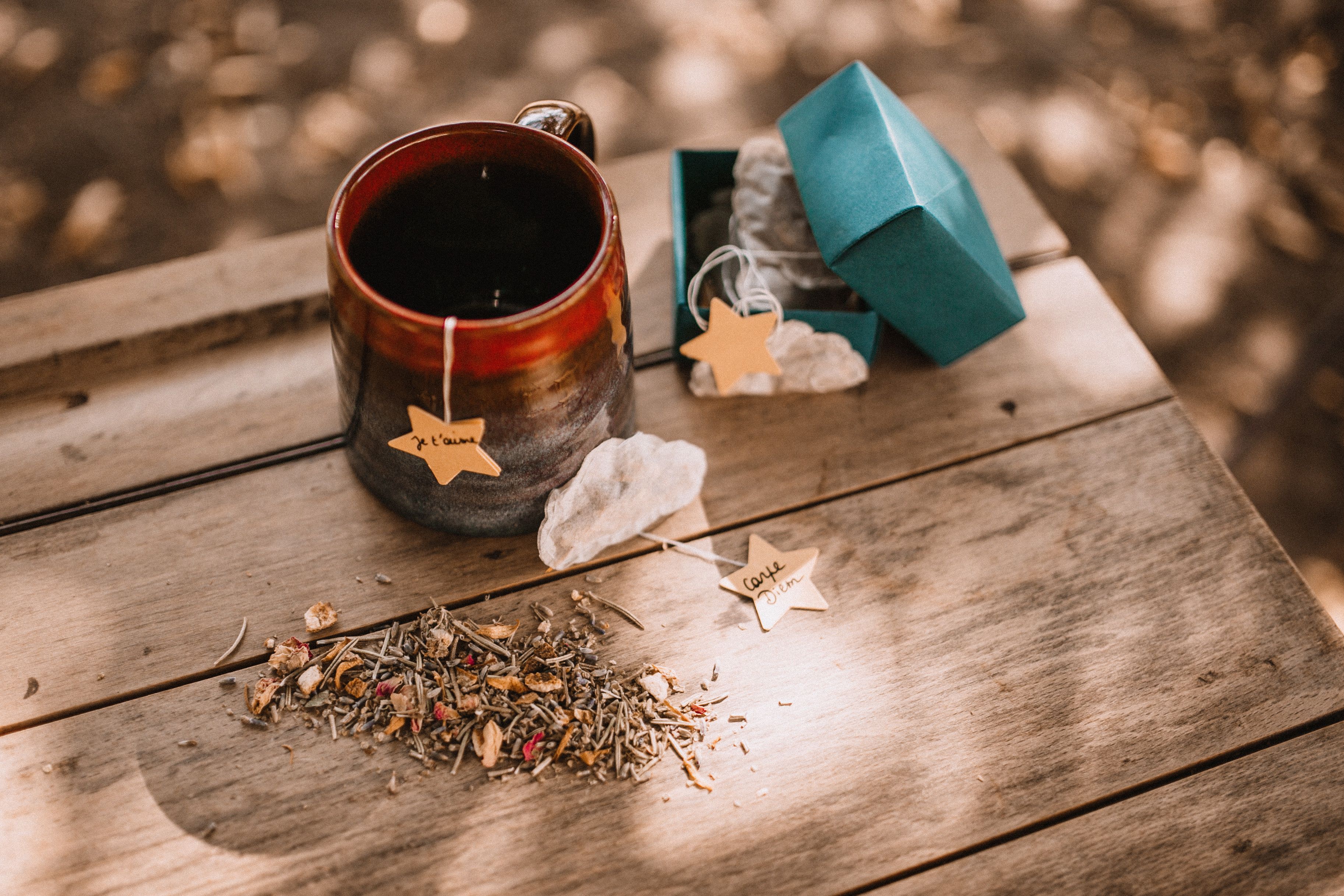Ce coffret contient de quoi réaliser 10 sachets de tisane Présentation de la tisane bio "La tête dans les étoiles"